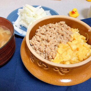 鶏そぼろと卵の二色丼